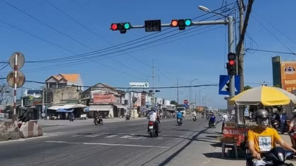 Đèn tín hiệu giao thông "kỳ cục" trên QL1A