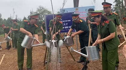 Trồng cây tại Khu Di tích lịch sử K9