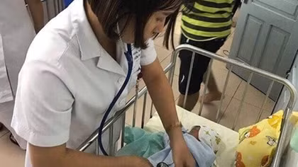 Bé gái sơ sinh bị người mẹ bỏ lại ở Bệnh viện Thanh Nhàn