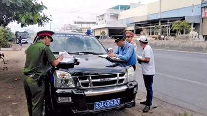Phát hiện 2 lái xe trên QL1A nghi sử dụng giấy phép giả