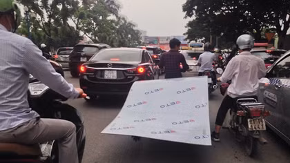 Hãi hùng những chiếc xe mang... “giáo” diễu phố