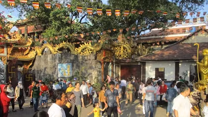 Du khách bình an dâng hương chùa Châu Thới
