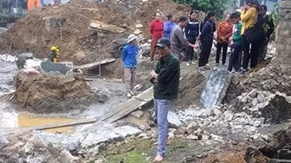 Tường nhà hàng xóm đổ sập, 2 người thương vong