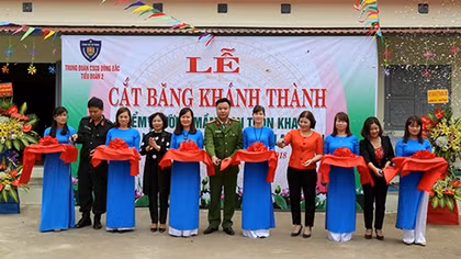 Lực lượng CSCĐ tặng món quà ý nghĩa cho cô và trò vùng sâu