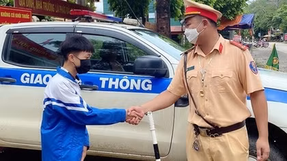 Đến tận nhà chở thí sinh ngủ quên kịp giờ thi