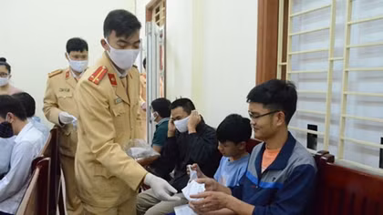 Cảnh sát Giao thông Nghệ An chung tay phòng chống dịch COVID-19
