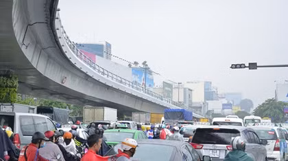 Cầu vượt không phát huy tác dụng, đường vẫn ùn tắc