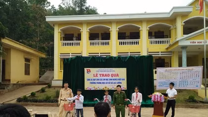 CSGT huyện Yên Thủy, Hòa Bình tặng xe đạp cho học sinh nghèo vượt khó