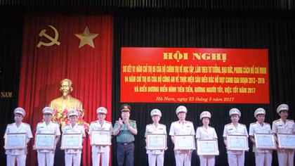 Công an Hà Nam: Tuyên dương các điển hình tiên tiến làm theo lời Bác