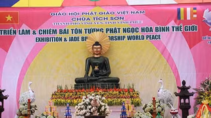 Nghìn người đón tượng Phật Ngọc lớn nhất thế giới ở Vĩnh Phúc