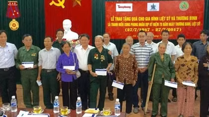 Thăm và tặng quà các gia đình liệt sỹ tại Nghệ An, Hà Tĩnh