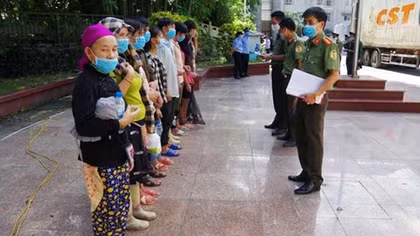 Công an Hà Giang tiếp nhận công dân do Trung Quốc trao trả