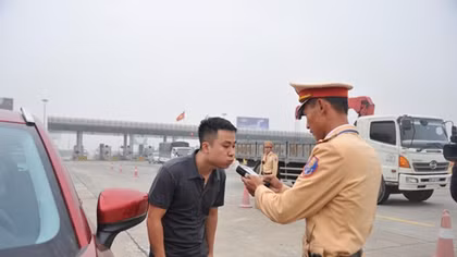 Kiểm tra nồng độ cồn tất cả tài xế vào cao tốc