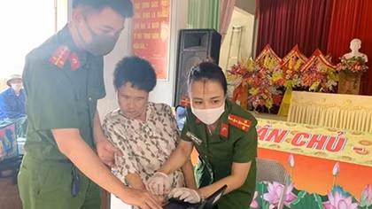  Xúc động bức thư của nữ Đại úy Công an viết cho con trong chiến dịch cấp CCCD