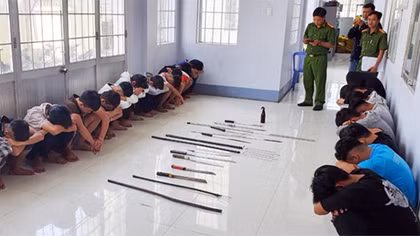 Mâu thuẫn khi chơi game, 40 thanh niên cầm hung khí chém nhau 