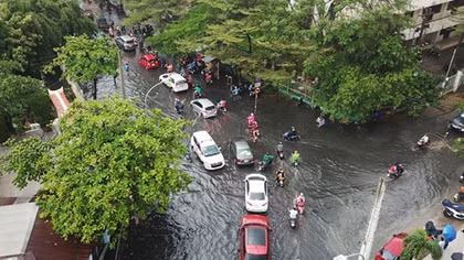 TP Hồ Chí Minh ngập nặng do triều cường