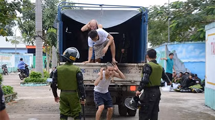  Học viên cai nghiện trốn trại leo lên cột đèn cao áp cười nói điên dại