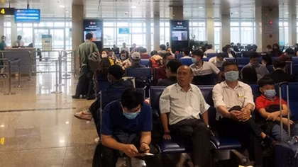 Bay sớm, về muộn, giá vé không hề rẻ