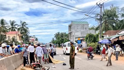 Ô tô du lịch tông xe máy vỡ nát, 2 người tử vong