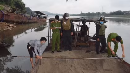 Lợi dụng dịch COVID-19 khai thác cát sỏi trái phép trên sông Lam