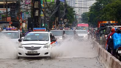Người Hà Nội bì bõm sau cơn mưa lớn