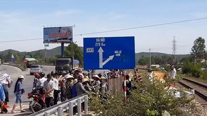 Dắt xe đạp qua đường sắt, 2 bà cháu bị tàu hỏa đâm văng xa 15 m