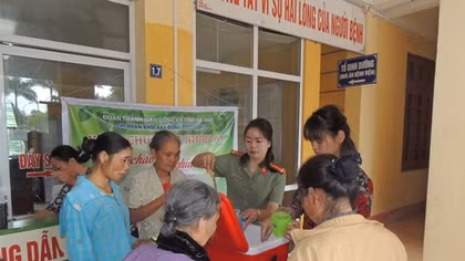 Phát gần 100 suất cháo tình nghĩa tại bệnh viên Y học cổ truyền