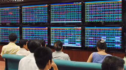 Ngày đầu thực hiện Quy chế giao dịch chứng khoán mới, VN-Index giảm điểm