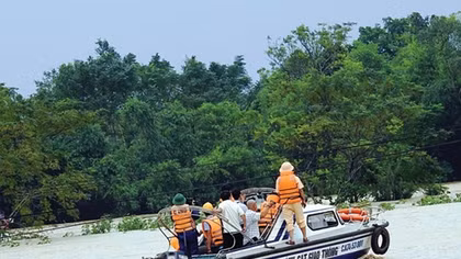 Tác nghiệp trong bão lụt