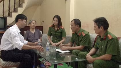 Hai chiến sỹ Cảnh sát mưu trí cứu một phụ nữ định nhảy cầu tự tử