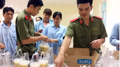 Ấm lòng “nồi cháo nghĩa tình” sẻ chia với người bệnh