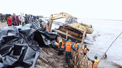 Ưu tiên khắc phục những điểm sạt lở nghiêm trọng đê biển Cà Mau