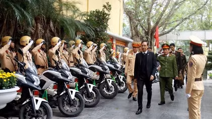 Phó Bí thư thành ủy Hà Nội kiểm tra công tác ứng trực của Cảnh sát giao thông 