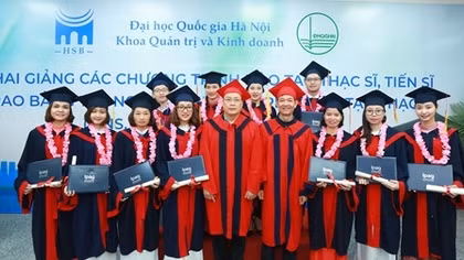 Trao bằng cho 95 tân thạc sĩ quản trị kinh doanh và an ninh phi truyền thống