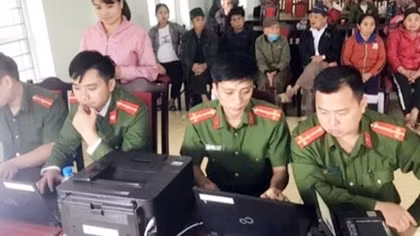 Theo chồng bám bản, giữ biên cương