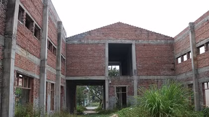 Nhà văn hoá, sân vận động để cỏ mọc vì “thiếu vốn”