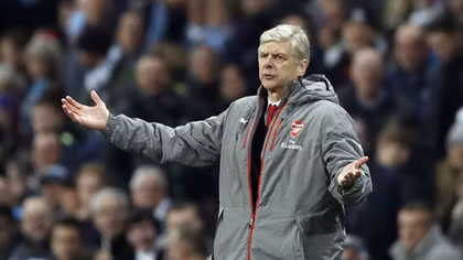 Khi ông Wenger ví trọng tài như... sư tử