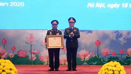Trao tặng huân chương của Nhà nước Việt Nam và Lào