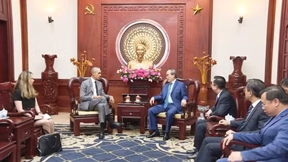 Vợ chồng cựu Tổng thống Hoa Kỳ Barack Obama bất ngờ đến Việt Nam