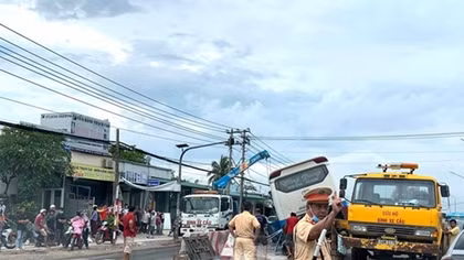 Xe khách "lùa" 2 xe máy và dải phân cách trên quốc lộ 1A