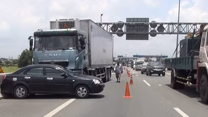 Kêu cứu trong xe 4 chỗ bị xe tải đẩy đi hơn 100 mét trong cao tốc