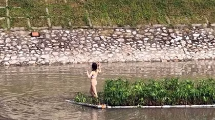 “Cứu” cô gái mặc nội y ở dưới sông Tô Lịch 