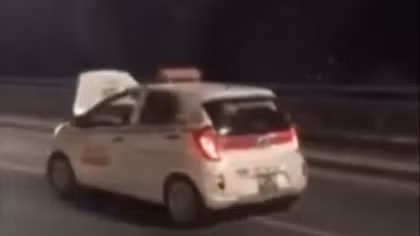 Xử lý lái xe taxi mở nắp capo đi trên cầu Nhật Tân