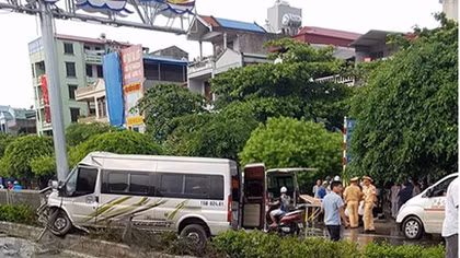 8 người nguy kịch khi xe 16 chỗ nát bét đầu “trèo” dải phân cách