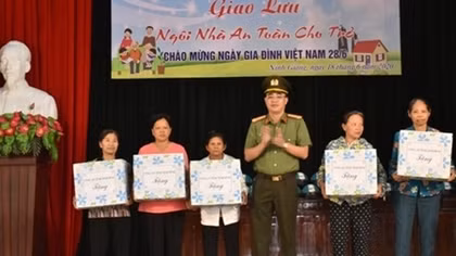 Hội phụ nữ tổ chức giao lưu “Ngôi nhà an toàn cho trẻ”