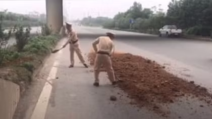 CSGT Hà Nội san lấp “ổ trâu, ổ gà” trên QL21, đảm bảo giao thông an toàn