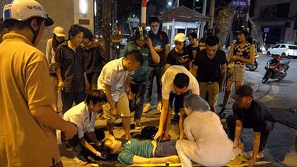 Xe cứu thương gây tai nạn rồi bỏ chạy