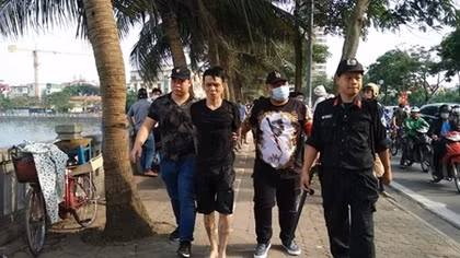 Gặp 141, gã đàn ông bỏ xe máy nhảy xuống hồ Tây trốn "suýt chết"