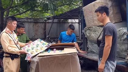 Xe tải chở nhiều thùng đồ chơi Trung Quốc không hoá đơn chứng từ