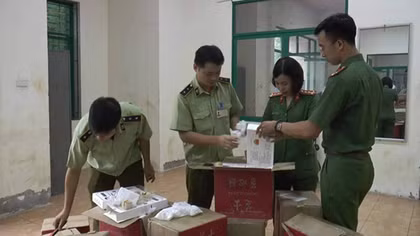 Thu giữ 4.440 bánh Trung thu trứng "chảy" mang nhãn mác Trung Quốc